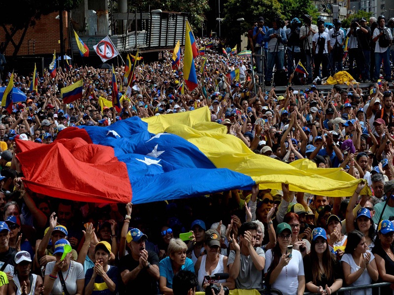 Manifestantes da oposição, nesta quarta-feira em Caracas. FEDERICO PARRA AFP